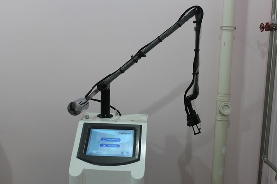 ก๊าซคาร์บอนไดออกไซด์ Co2 Fractional Laser เครื่องจักร / อุปกรณ์สำหรับการกำจัดศัลยกรรมแผลเป็น