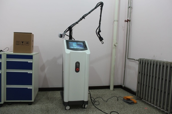 ก๊าซคาร์บอนไดออกไซด์ Co2 Fractional Laser เครื่องจักร / อุปกรณ์สำหรับการกำจัดศัลยกรรมแผลเป็น